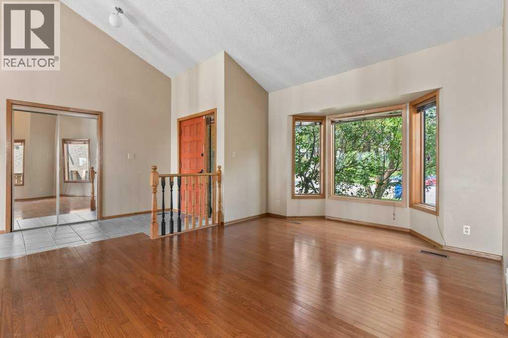 Single Family House for Sale in  Edgeland Road NW Edgemont Calgary 
