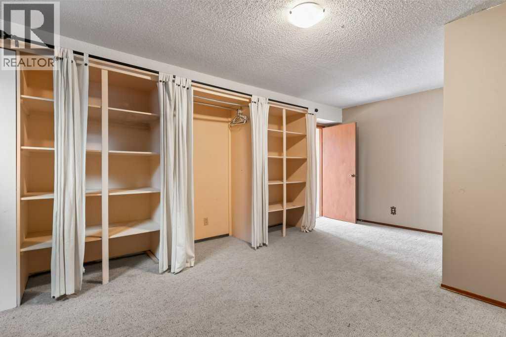 Single Family House for Sale in  Edgeland Road NW Edgemont Calgary 