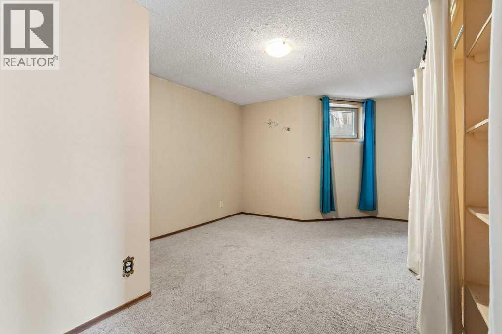 Single Family House for Sale in  Edgeland Road NW Edgemont Calgary 