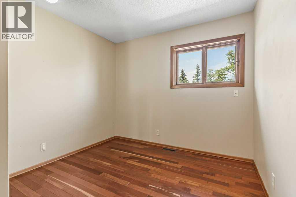 Single Family House for Sale in  Edgeland Road NW Edgemont Calgary 