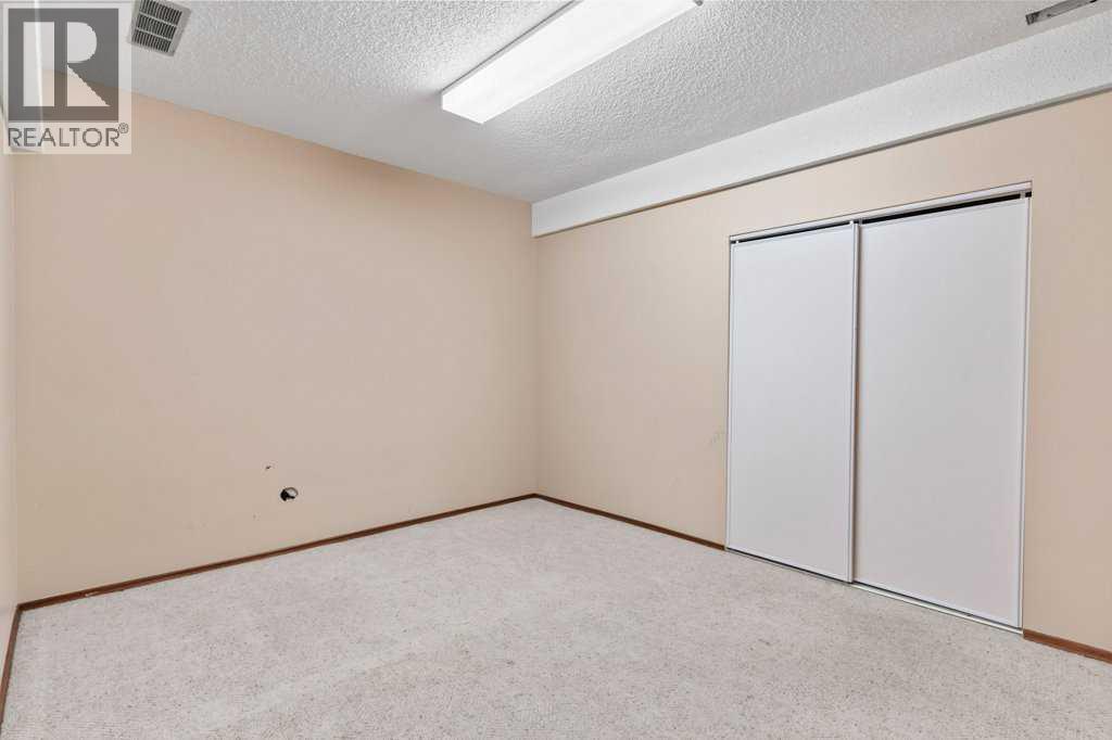 Single Family House for Sale in  Edgeland Road NW Edgemont Calgary 
