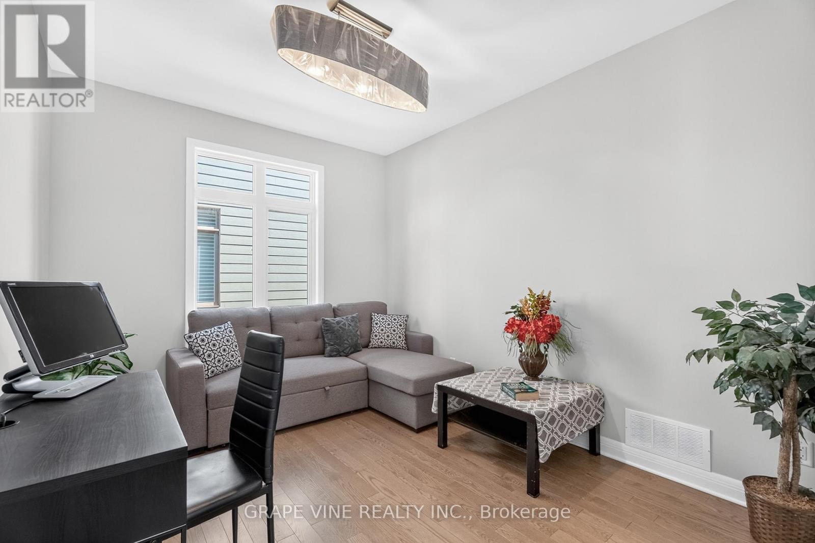 Photo 10 of 525 Pimiwidon Street, Ottawa ON
