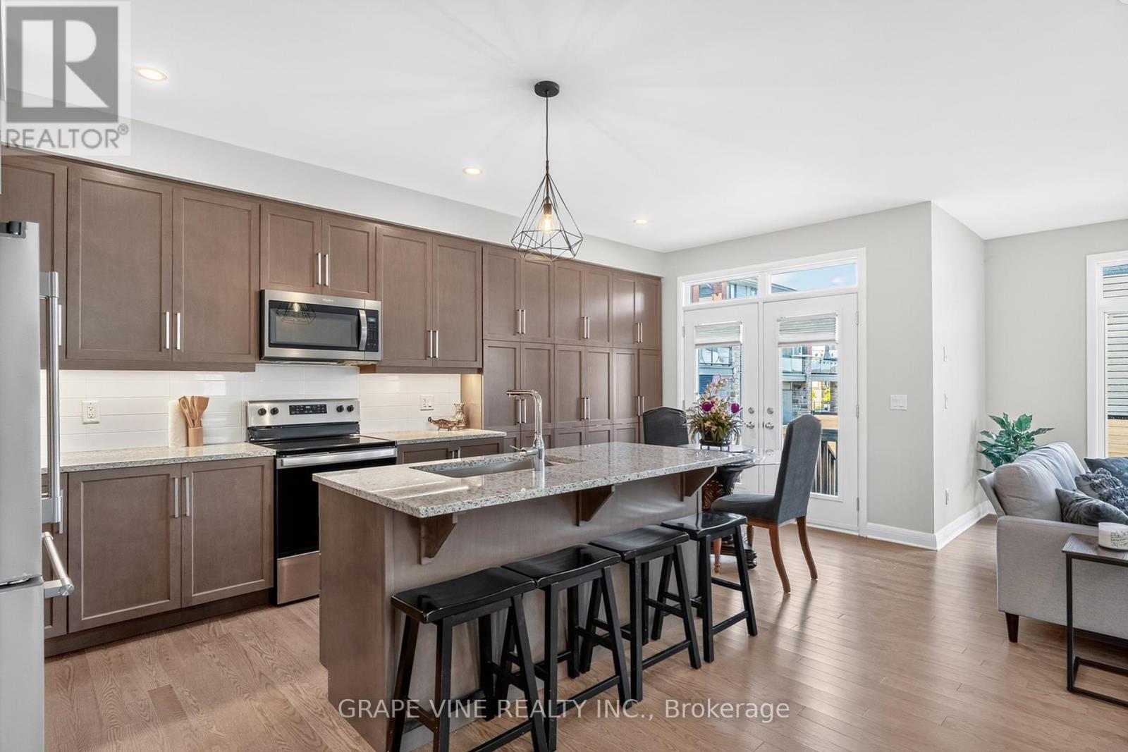 Photo 12 of 525 Pimiwidon Street, Ottawa ON