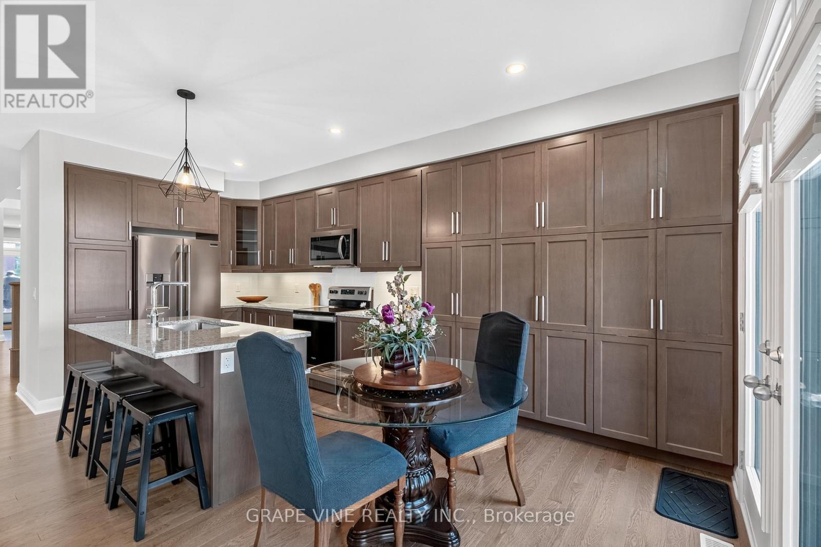 Photo 14 of 525 Pimiwidon Street, Ottawa ON