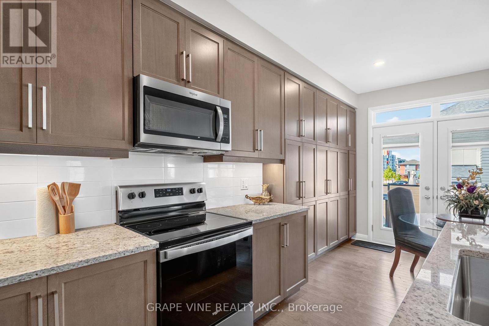 Photo 15 of 525 Pimiwidon Street, Ottawa ON