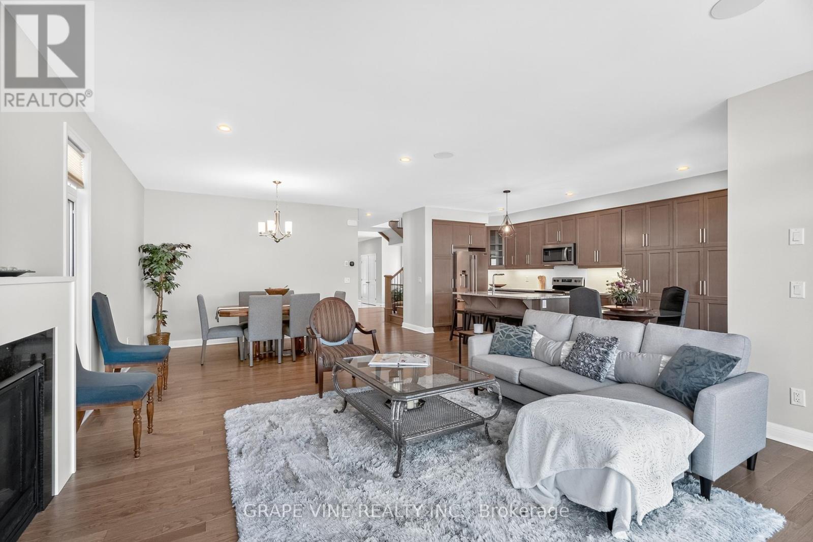 Photo 19 of 525 Pimiwidon Street, Ottawa ON