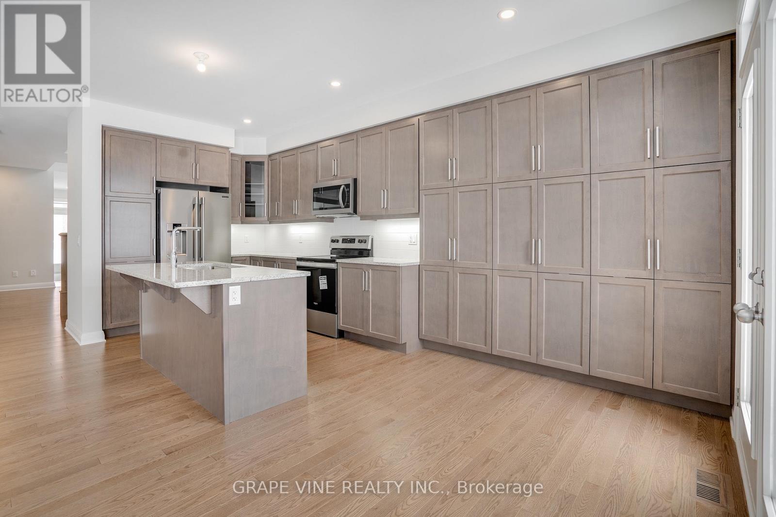 Photo 22 of 525 Pimiwidon Street, Ottawa ON