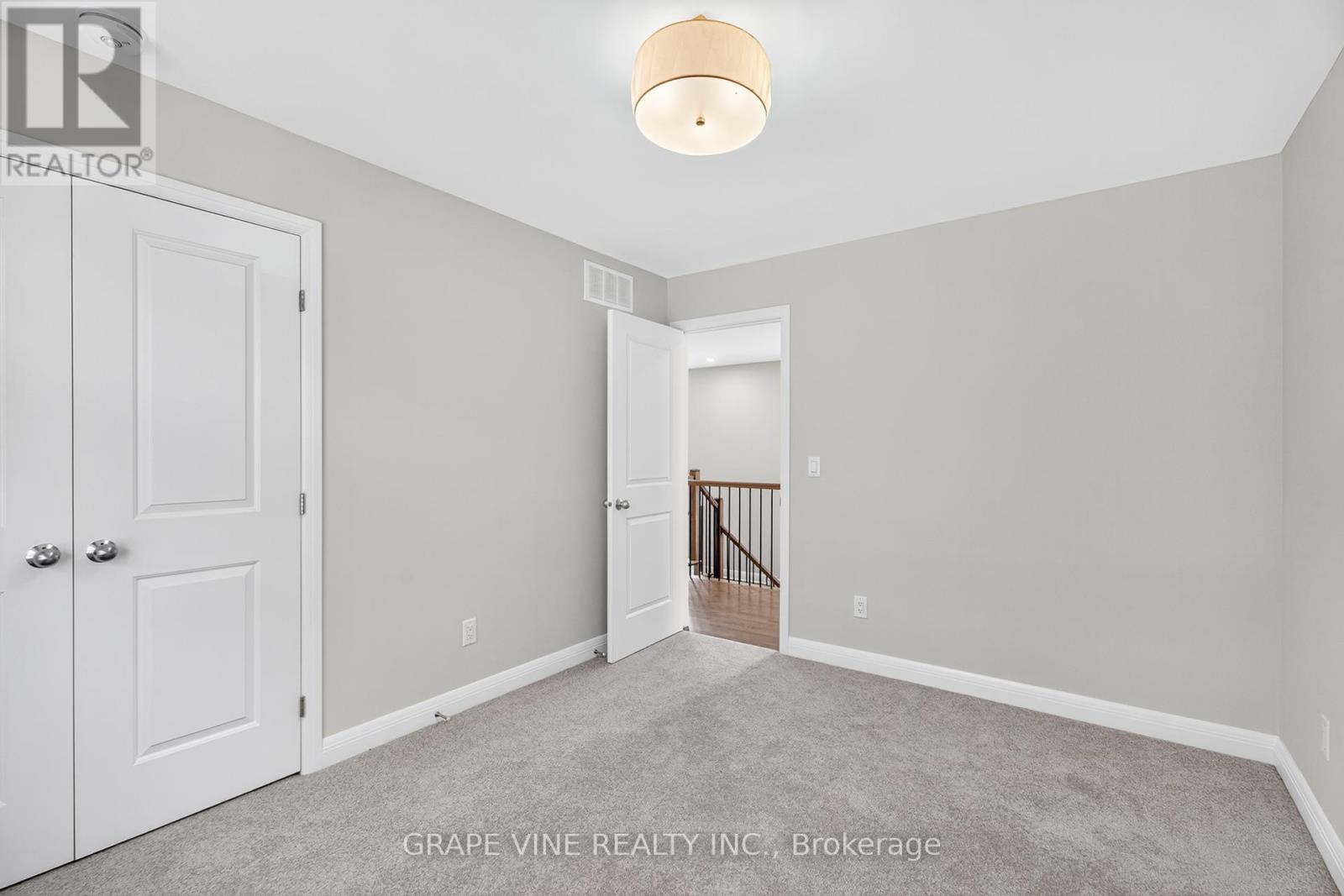 Photo 33 of 525 Pimiwidon Street, Ottawa ON