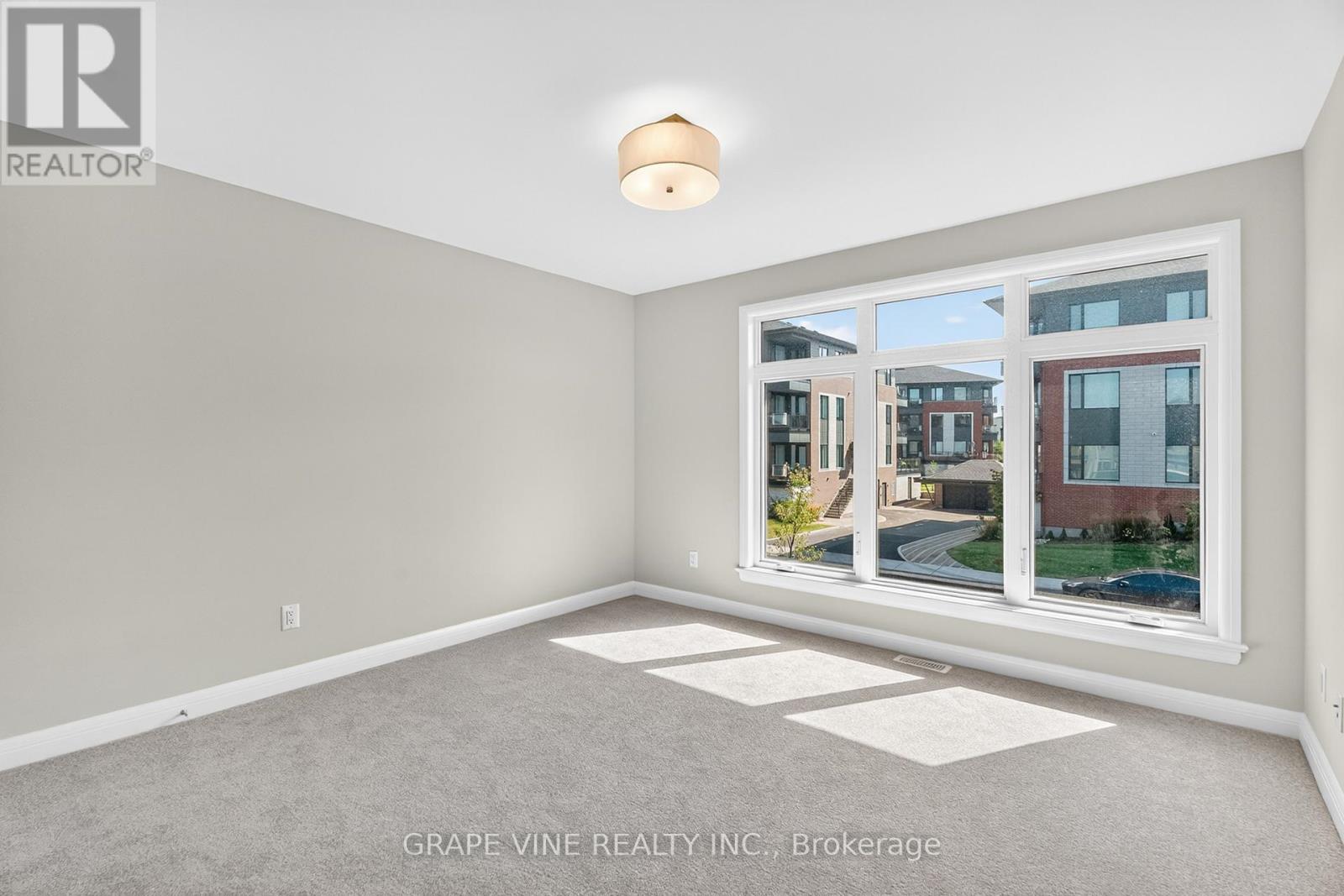 Photo 35 of 525 Pimiwidon Street, Ottawa ON