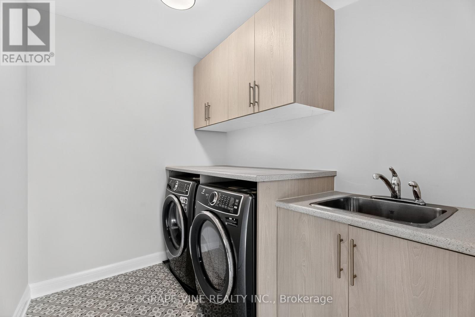 Photo 38 of 525 Pimiwidon Street, Ottawa ON