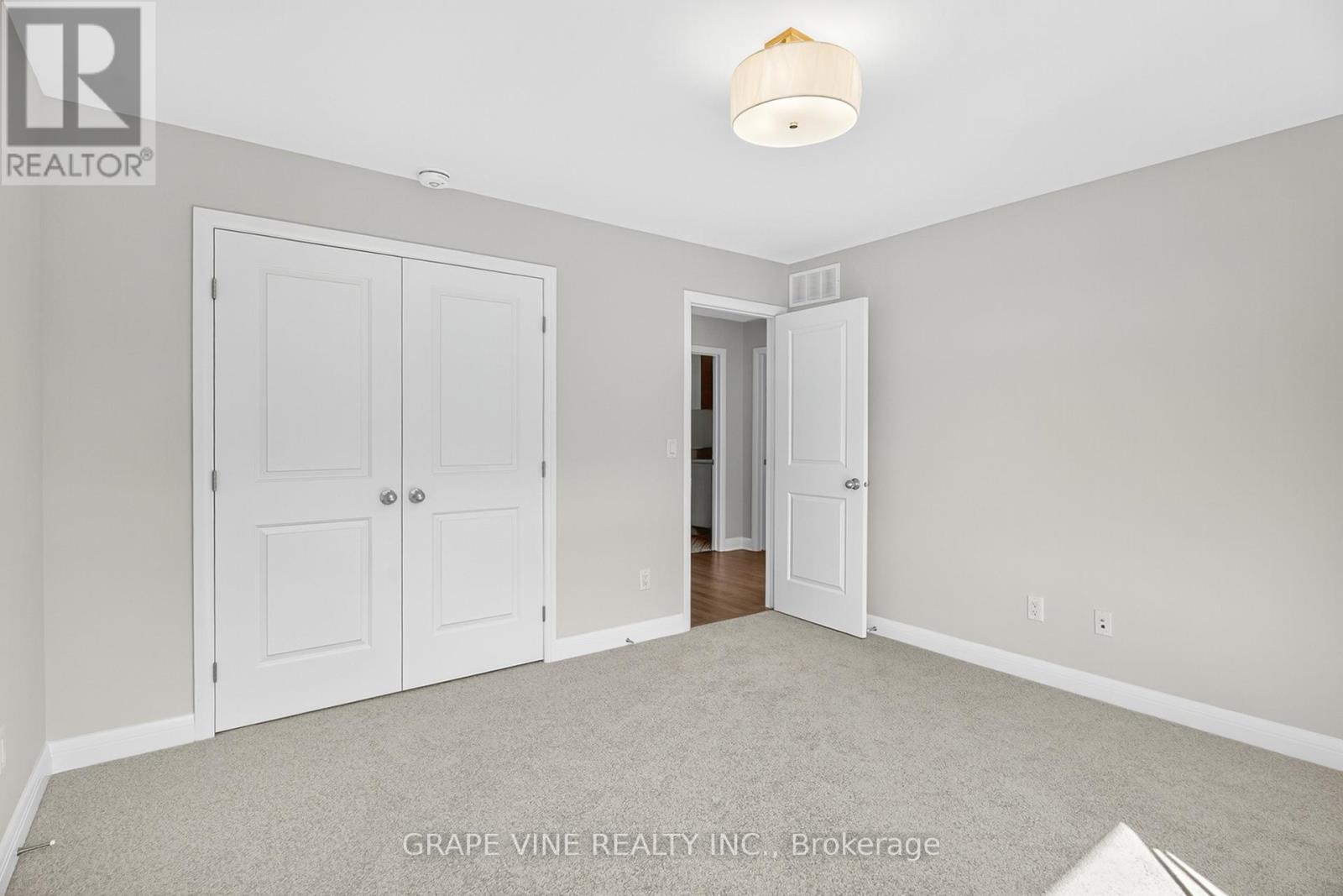 Photo 40 of 525 Pimiwidon Street, Ottawa ON