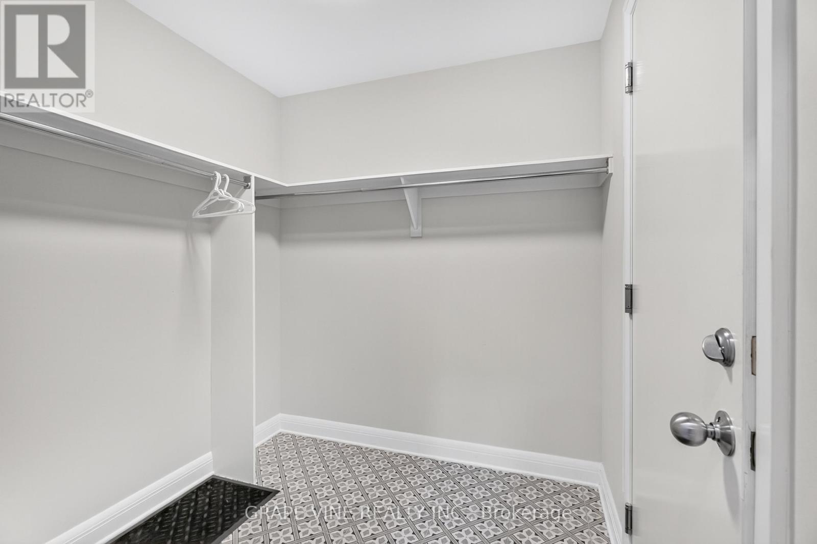 Photo 9 of 525 Pimiwidon Street, Ottawa ON
