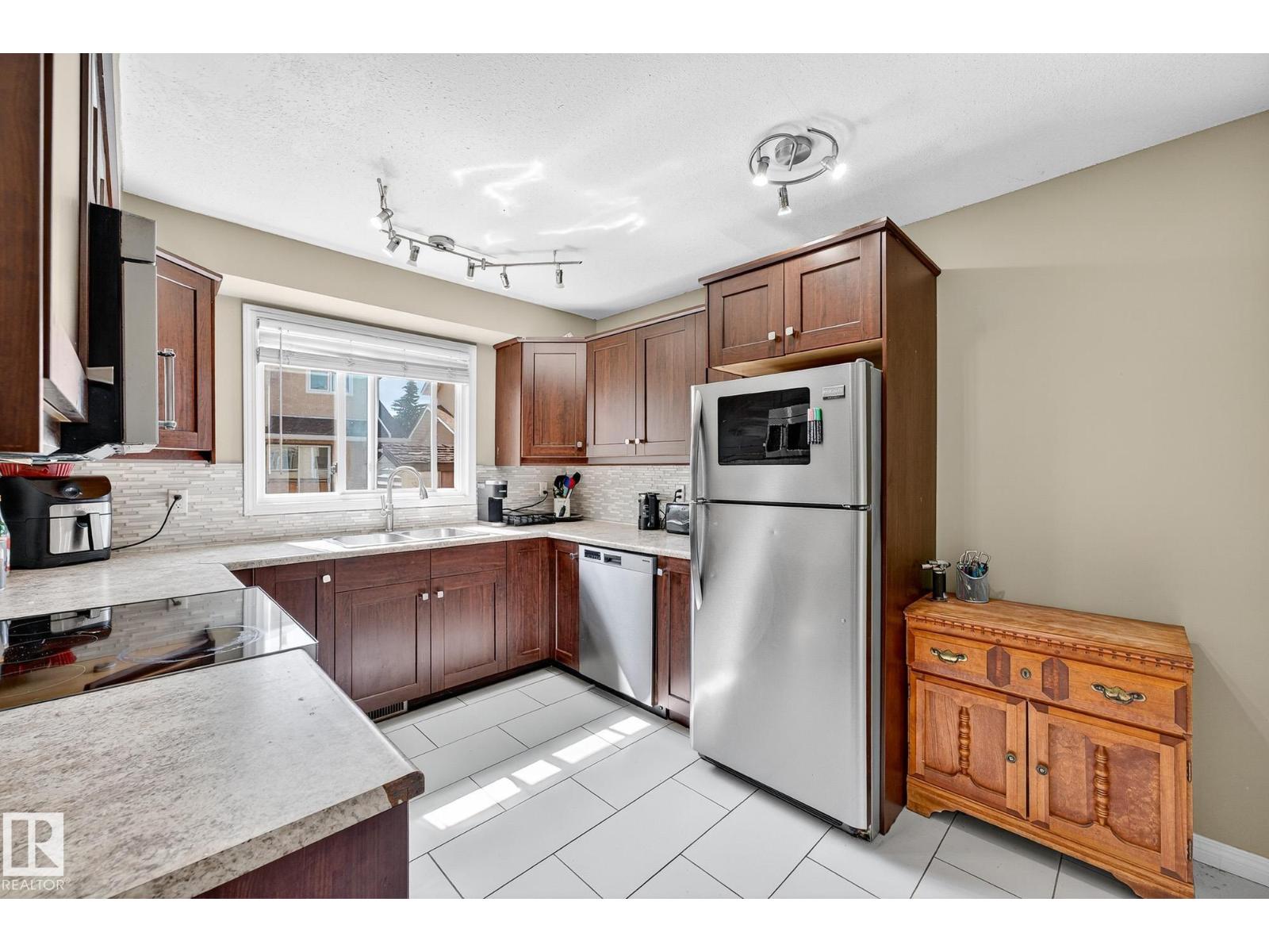 Photo 12 of 11005 162 A Av Nw, Edmonton AB