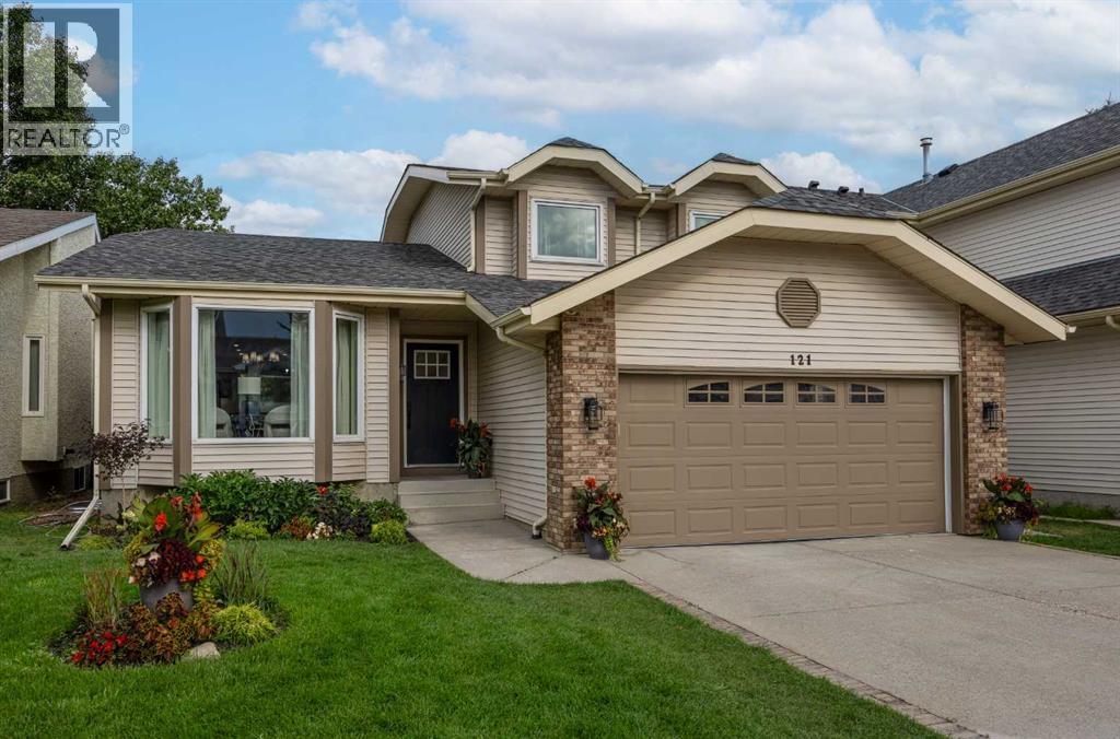121 Woodford Close SW, Calgary, Alberta