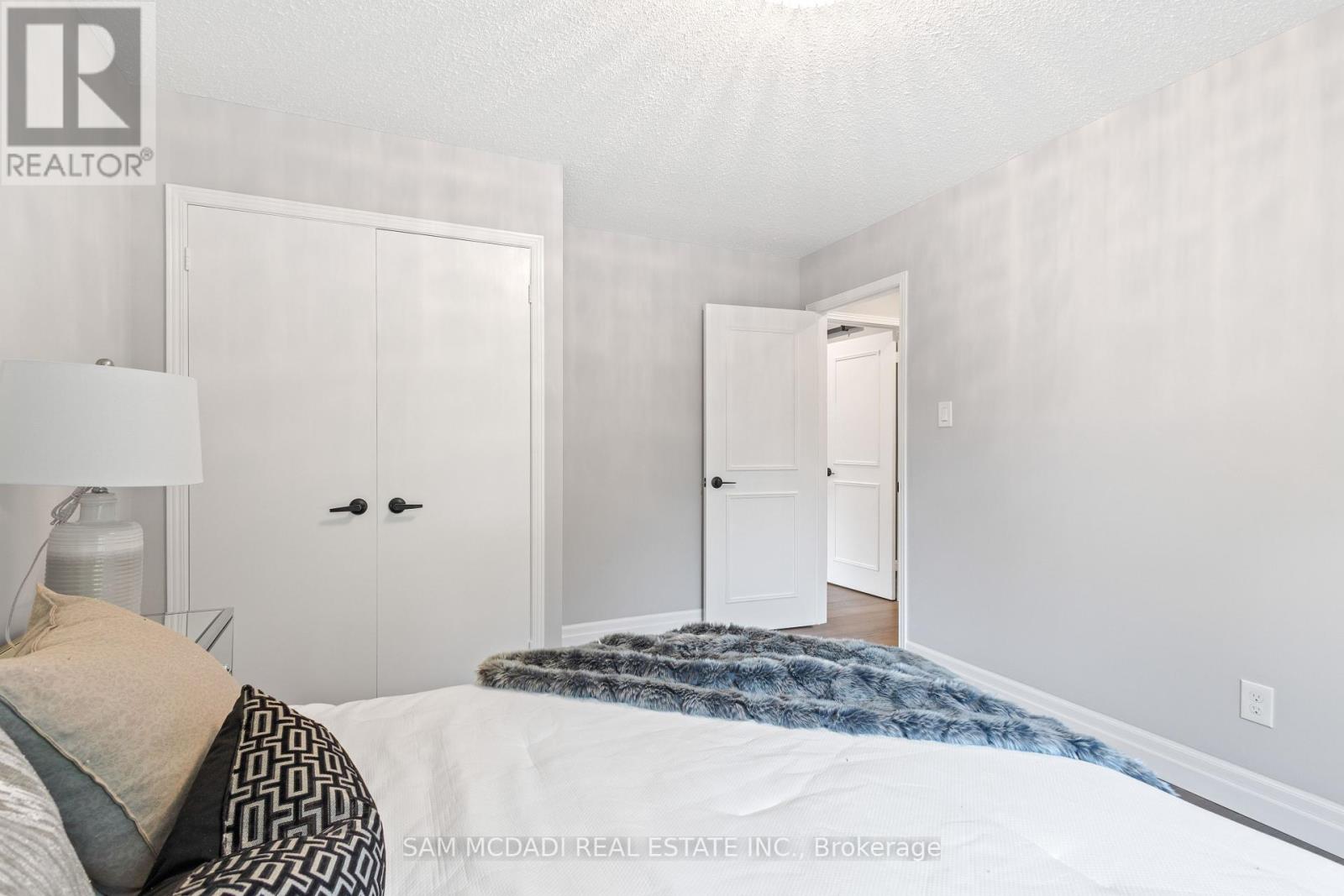 Photo 26 of 2535 Robin Drive, Mississauga ON