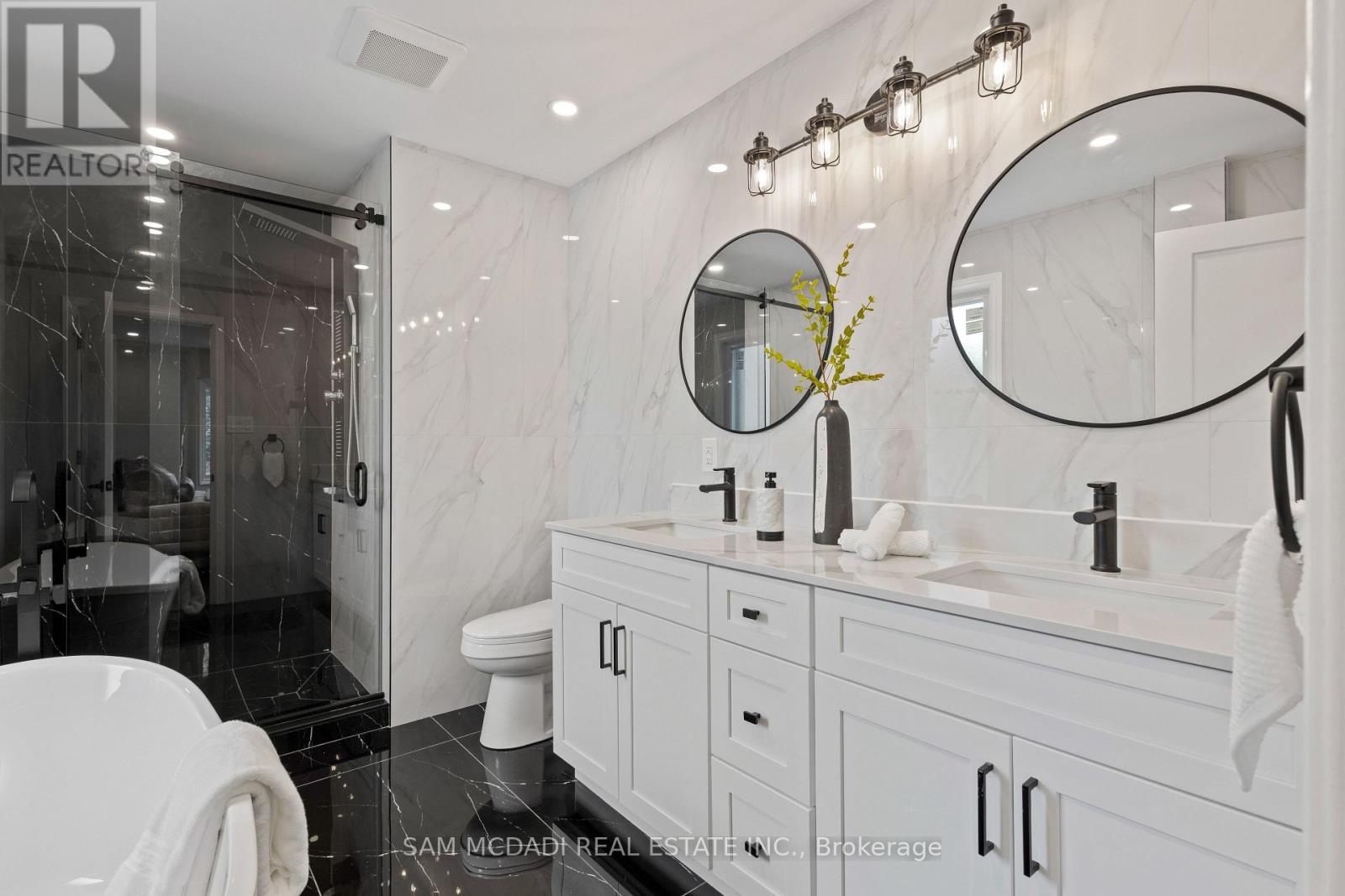 Photo 28 of 2535 Robin Drive, Mississauga ON