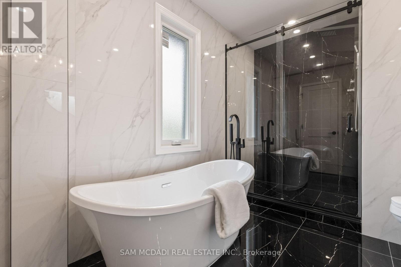 Photo 30 of 2535 Robin Drive, Mississauga ON