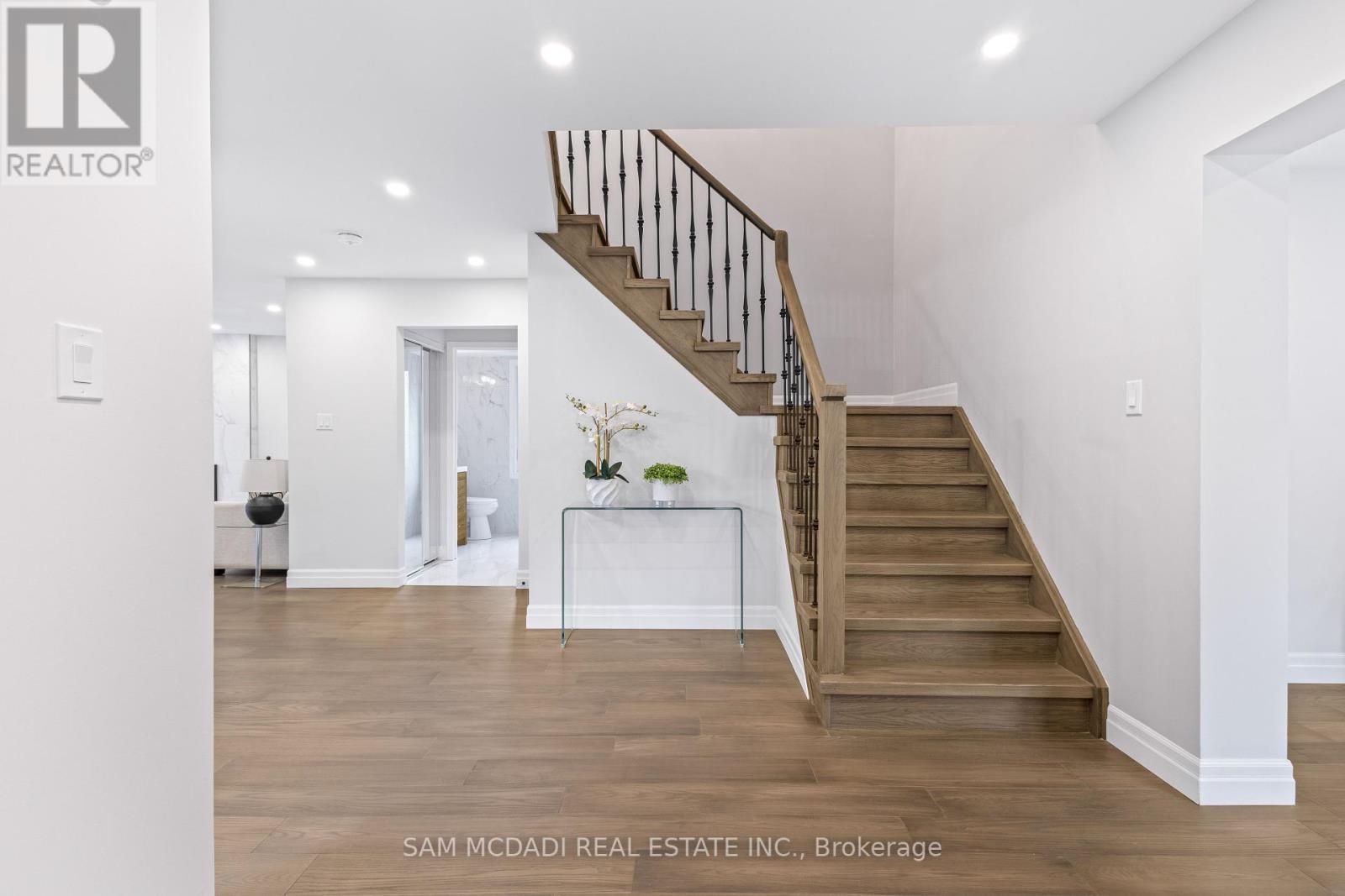 Photo 4 of 2535 Robin Drive, Mississauga ON
