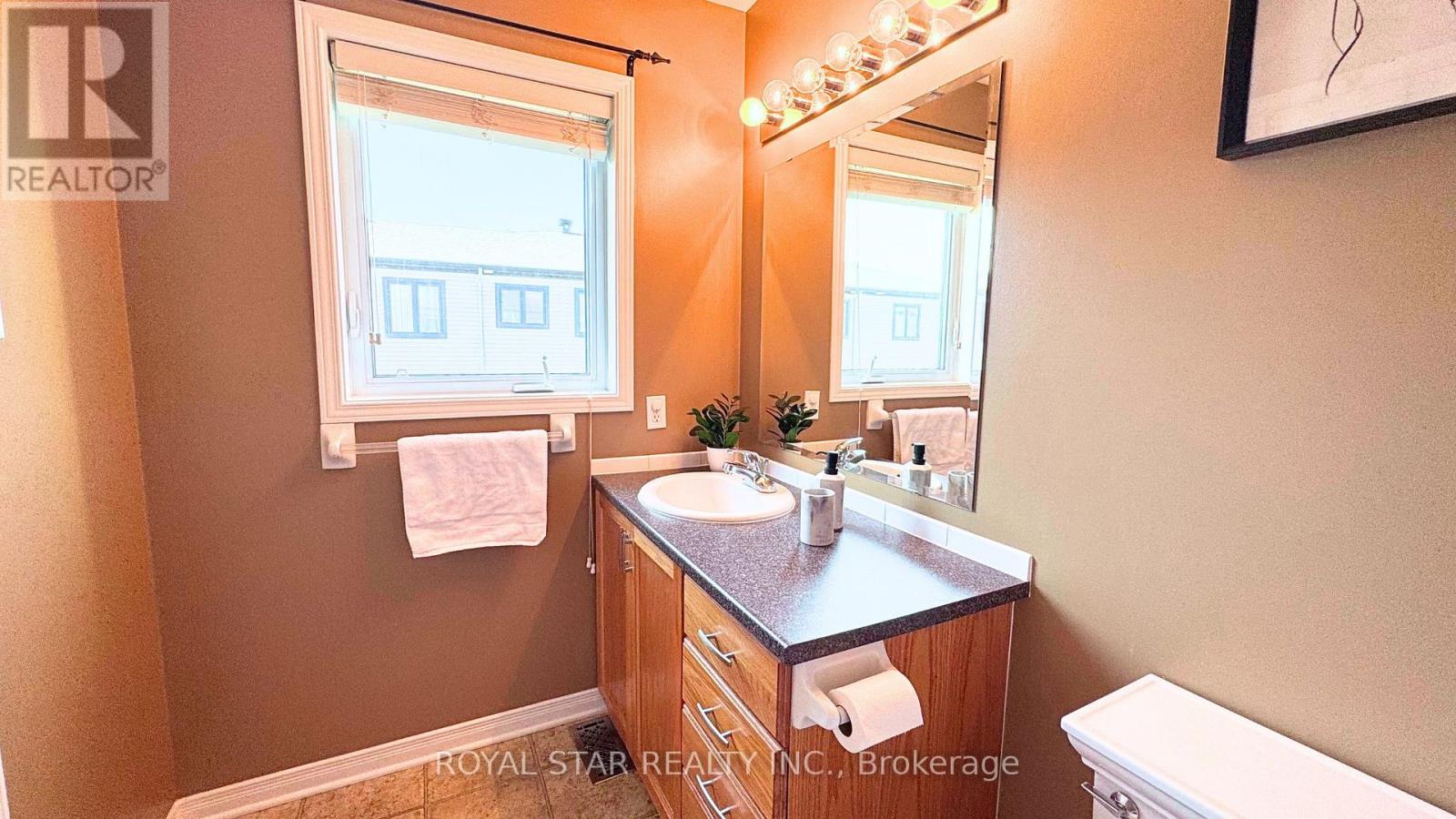 Photo 18 of 204 Catamount Court, Ottawa ON