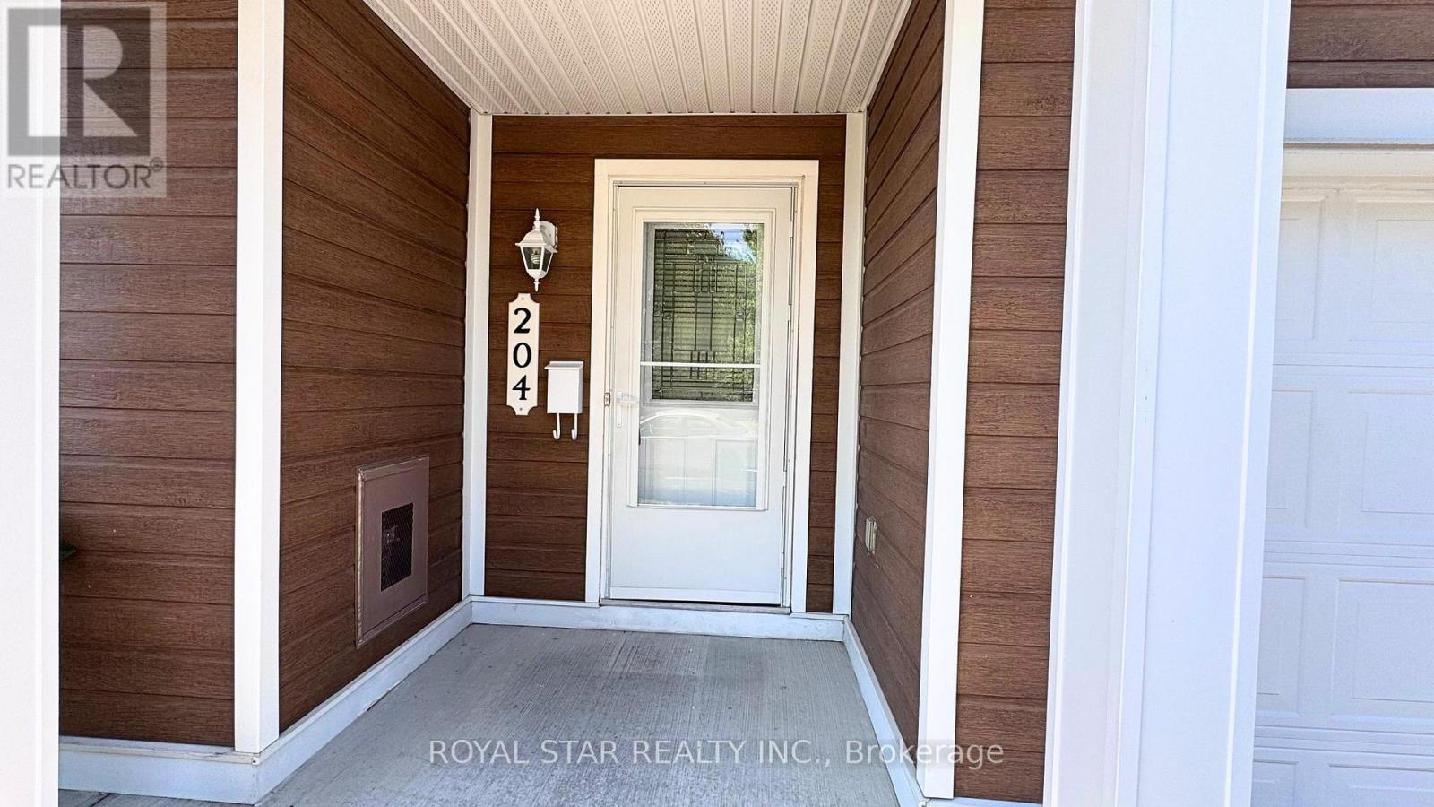 Photo 3 of 204 Catamount Court, Ottawa ON