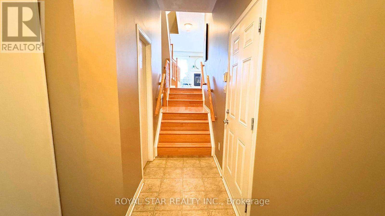 Photo 4 of 204 Catamount Court, Ottawa ON