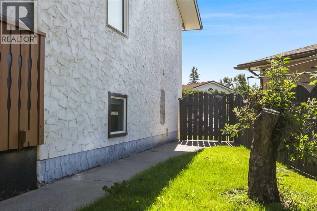 Single Family House Bi-level for Sale in  Penbrooke Way SE Penbrooke Meadows Calgary 