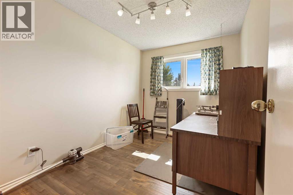 Single Family House Bi-level for Sale in  Penbrooke Way SE Penbrooke Meadows Calgary 
