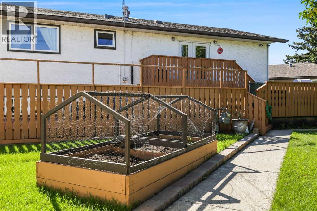 Single Family House Bi-level for Sale in  Penbrooke Way SE Penbrooke Meadows Calgary 