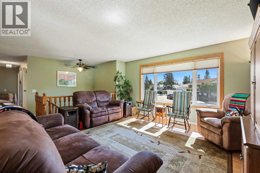 Single Family House Bi-level for Sale in  Penbrooke Way SE Penbrooke Meadows Calgary 