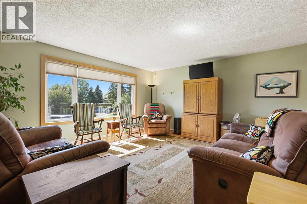 Single Family House Bi-level for Sale in  Penbrooke Way SE Penbrooke Meadows Calgary 