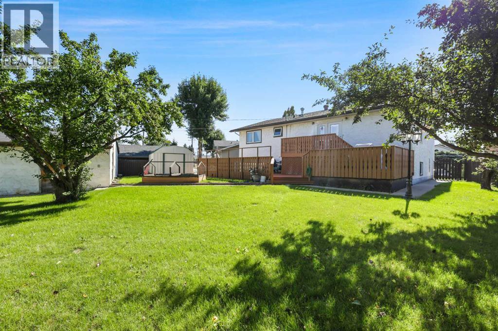 Single Family House Bi-level for Sale in  Penbrooke Way SE Penbrooke Meadows Calgary 