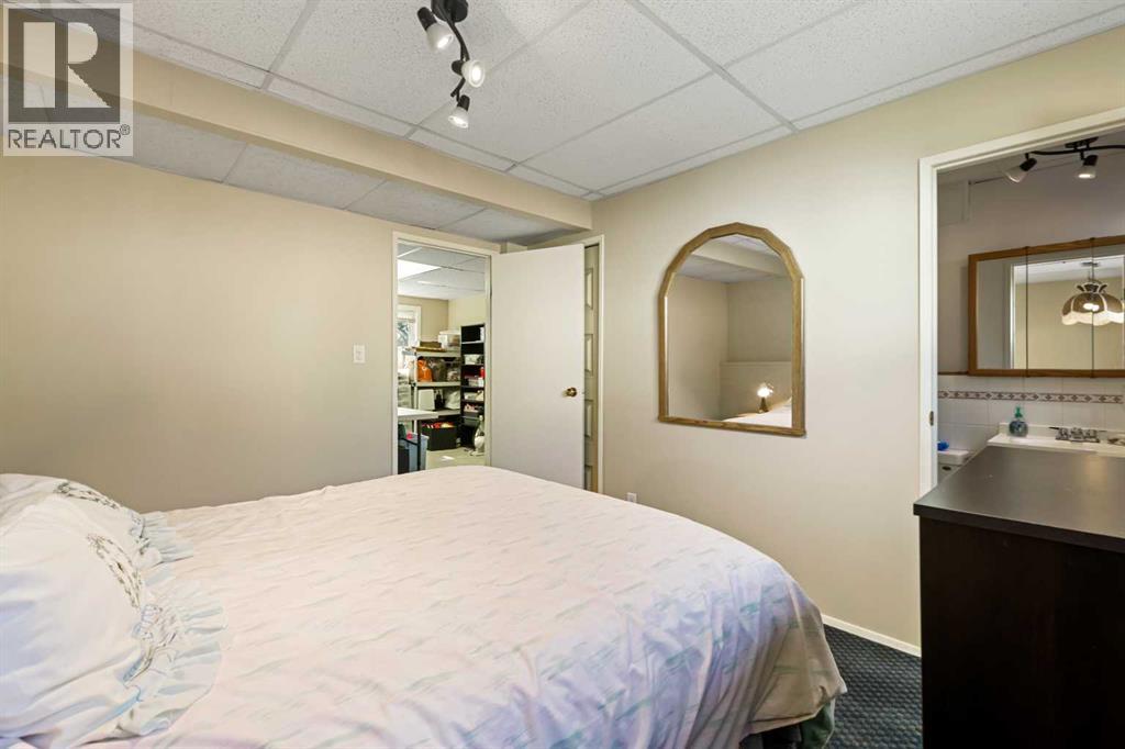 Single Family House Bi-level for Sale in  Penbrooke Way SE Penbrooke Meadows Calgary 