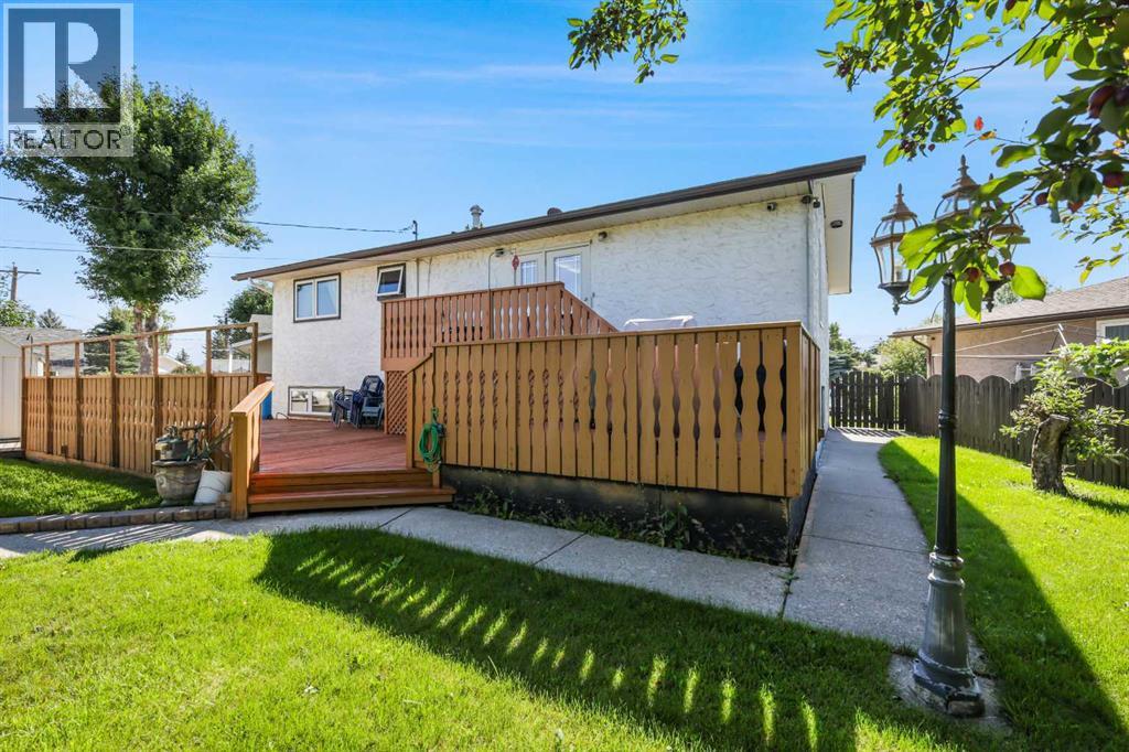 Single Family House Bi-level for Sale in  Penbrooke Way SE Penbrooke Meadows Calgary 