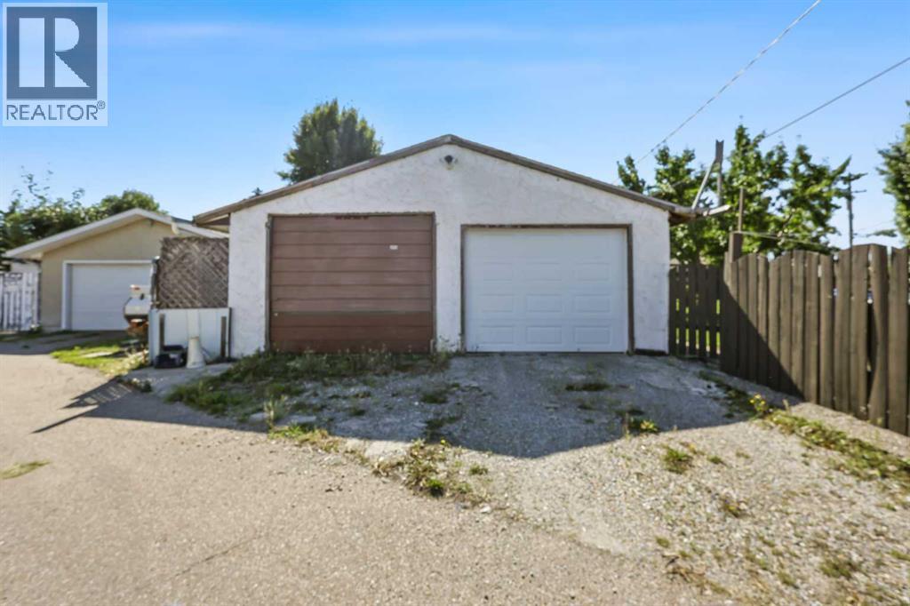 Single Family House Bi-level for Sale in  Penbrooke Way SE Penbrooke Meadows Calgary 