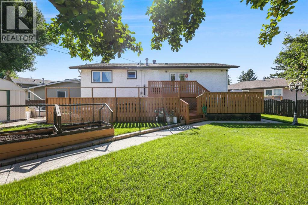 Single Family House Bi-level for Sale in  Penbrooke Way SE Penbrooke Meadows Calgary 