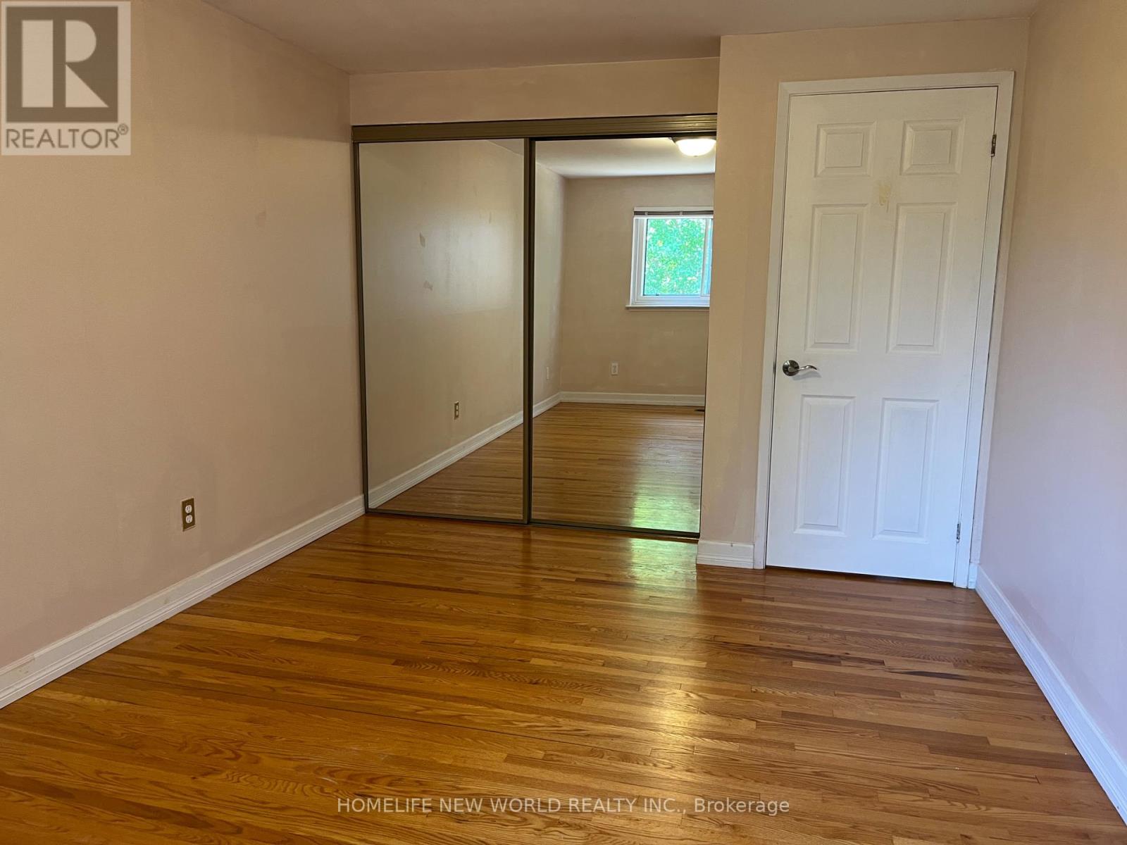Photo 17 of 1403 Glen Rutley Circle, Mississauga ON