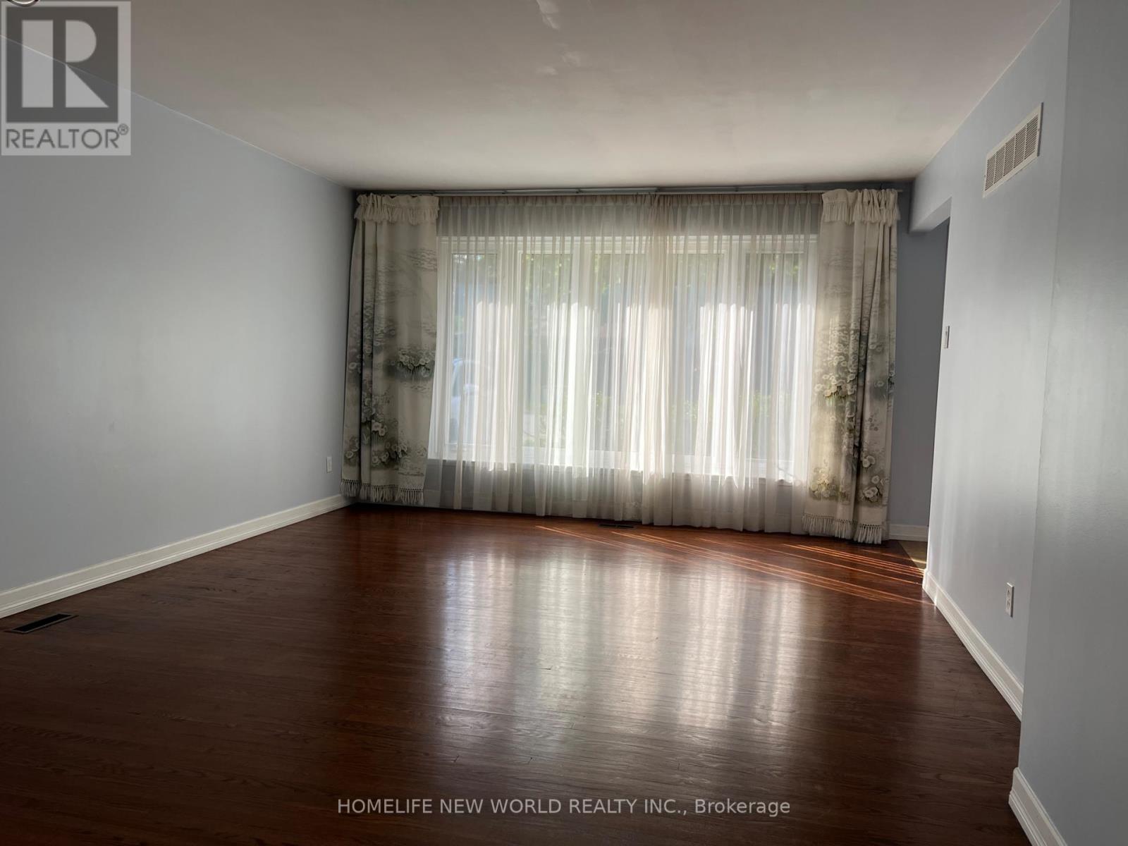 Photo 5 of 1403 Glen Rutley Circle, Mississauga ON