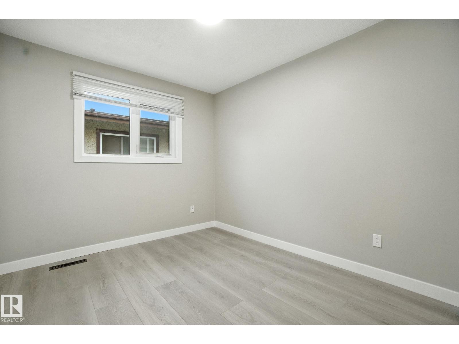 Photo 8 of 13218 81 St Nw Nw, Edmonton AB