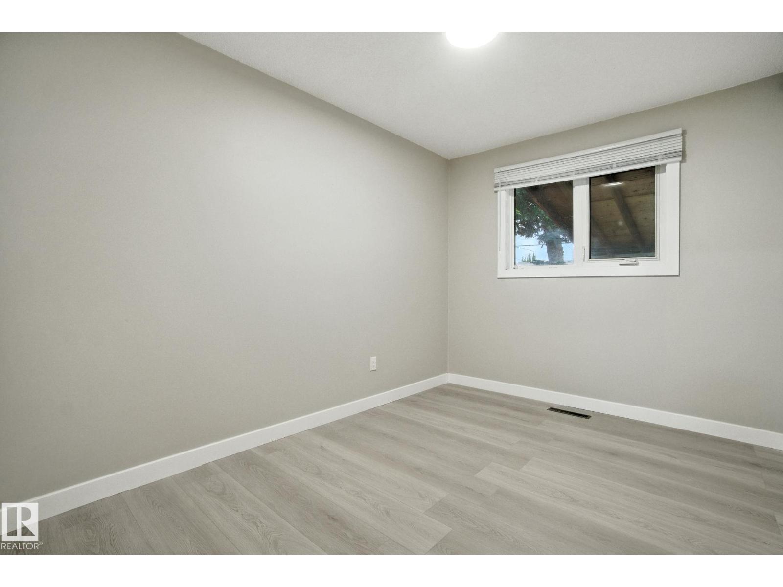 Photo 4 of 13218 81 St Nw Nw, Edmonton AB