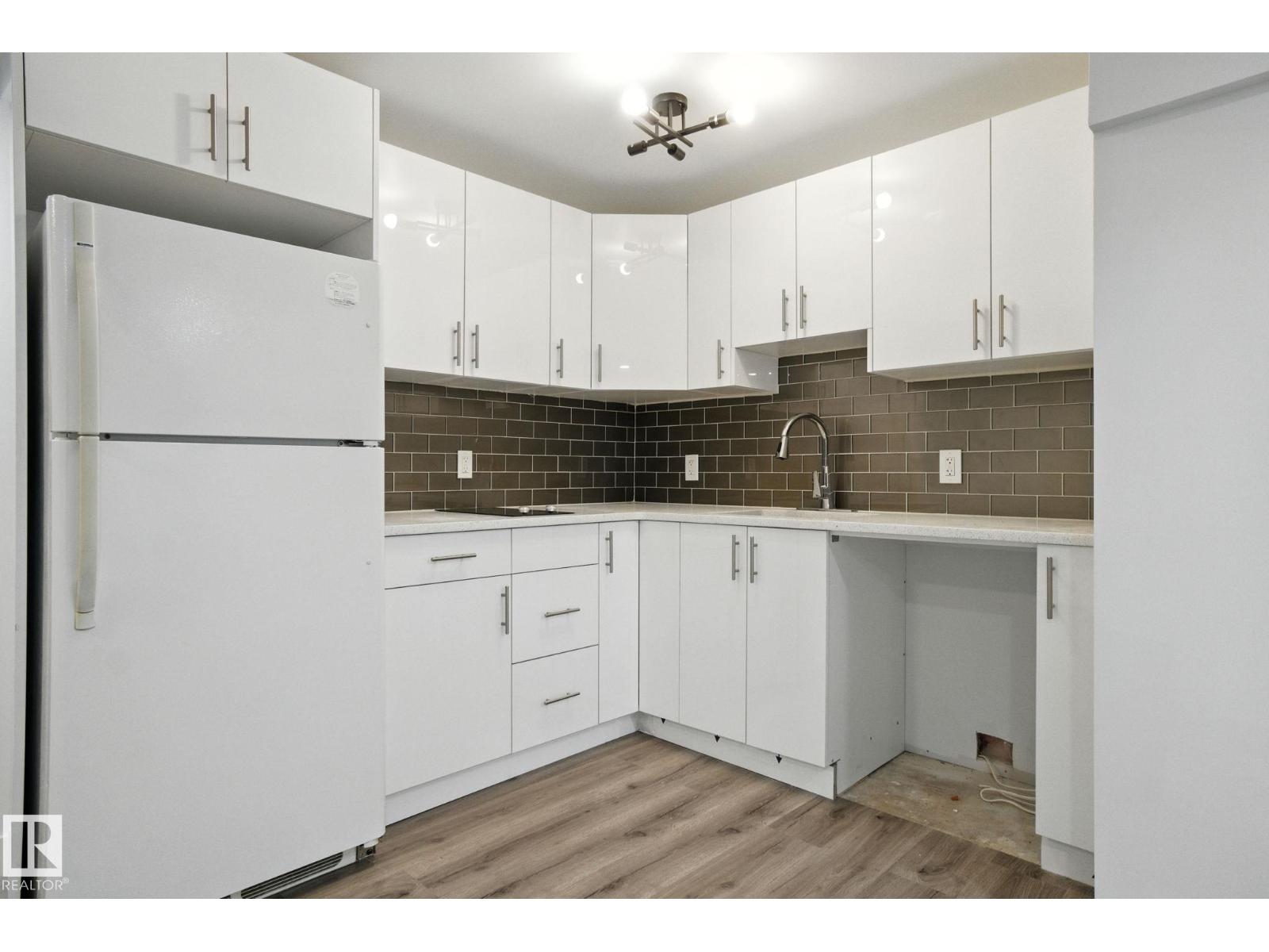 Photo 3 of 13218 81 St Nw Nw, Edmonton AB