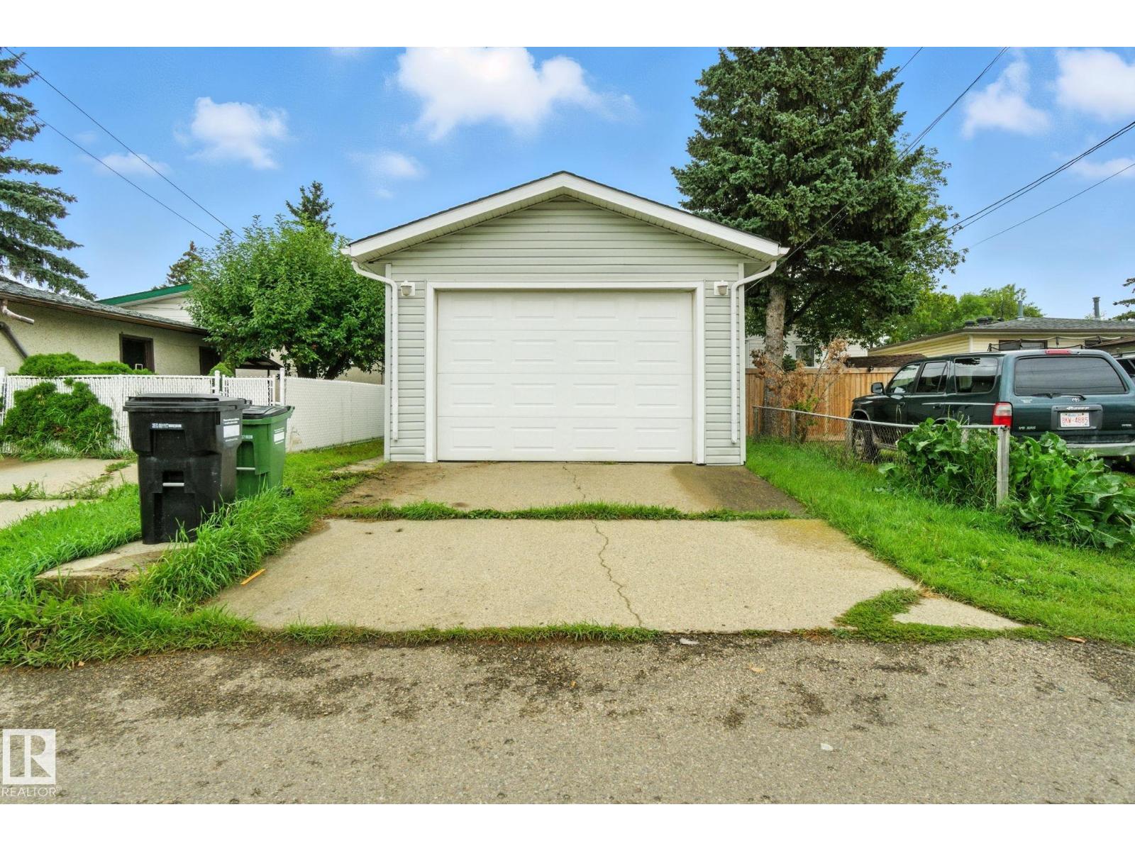 Photo 18 of 13218 81 St Nw Nw, Edmonton AB