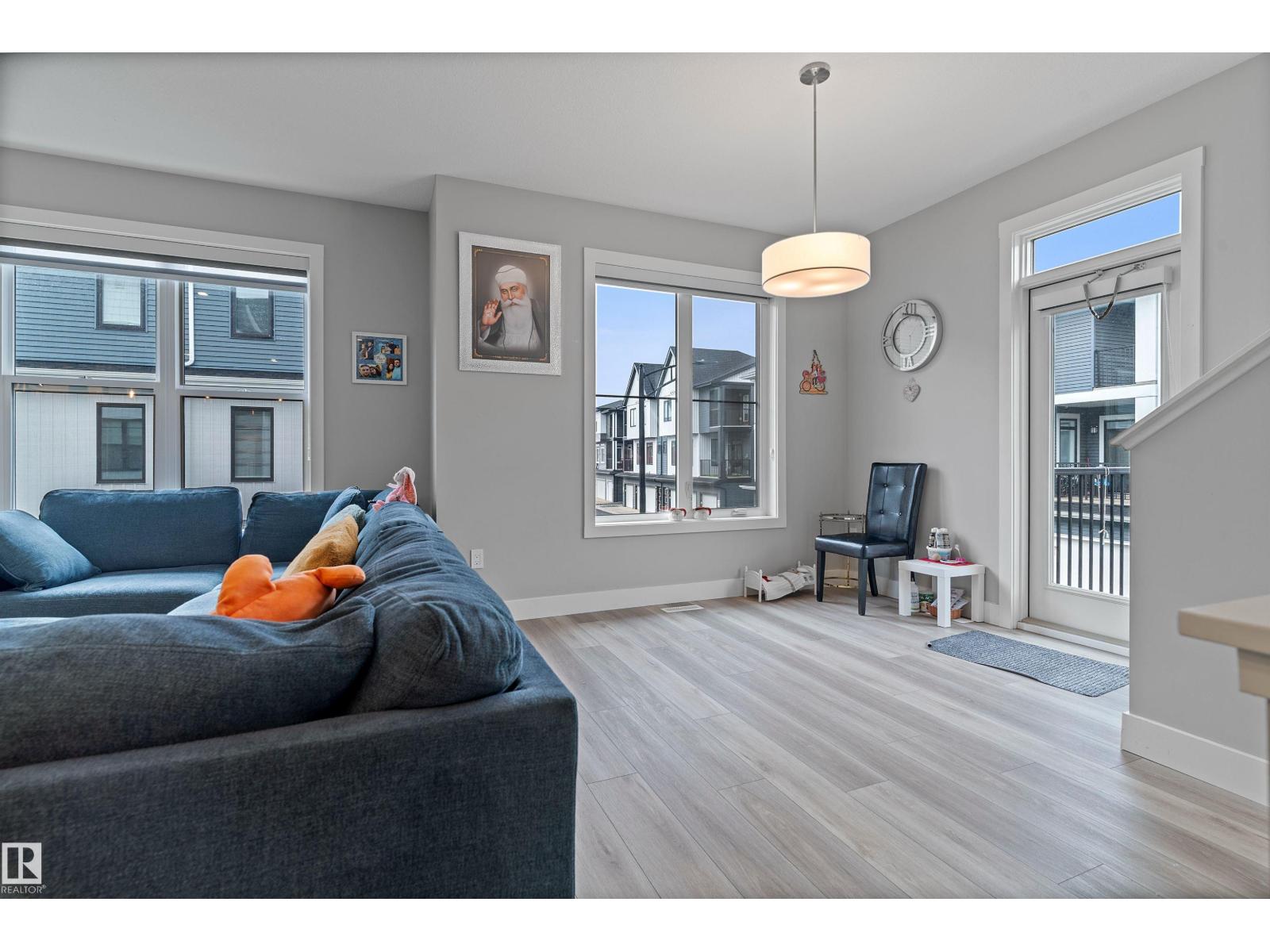 Photo 5 of 70 6905 25 Av Sw, Edmonton AB