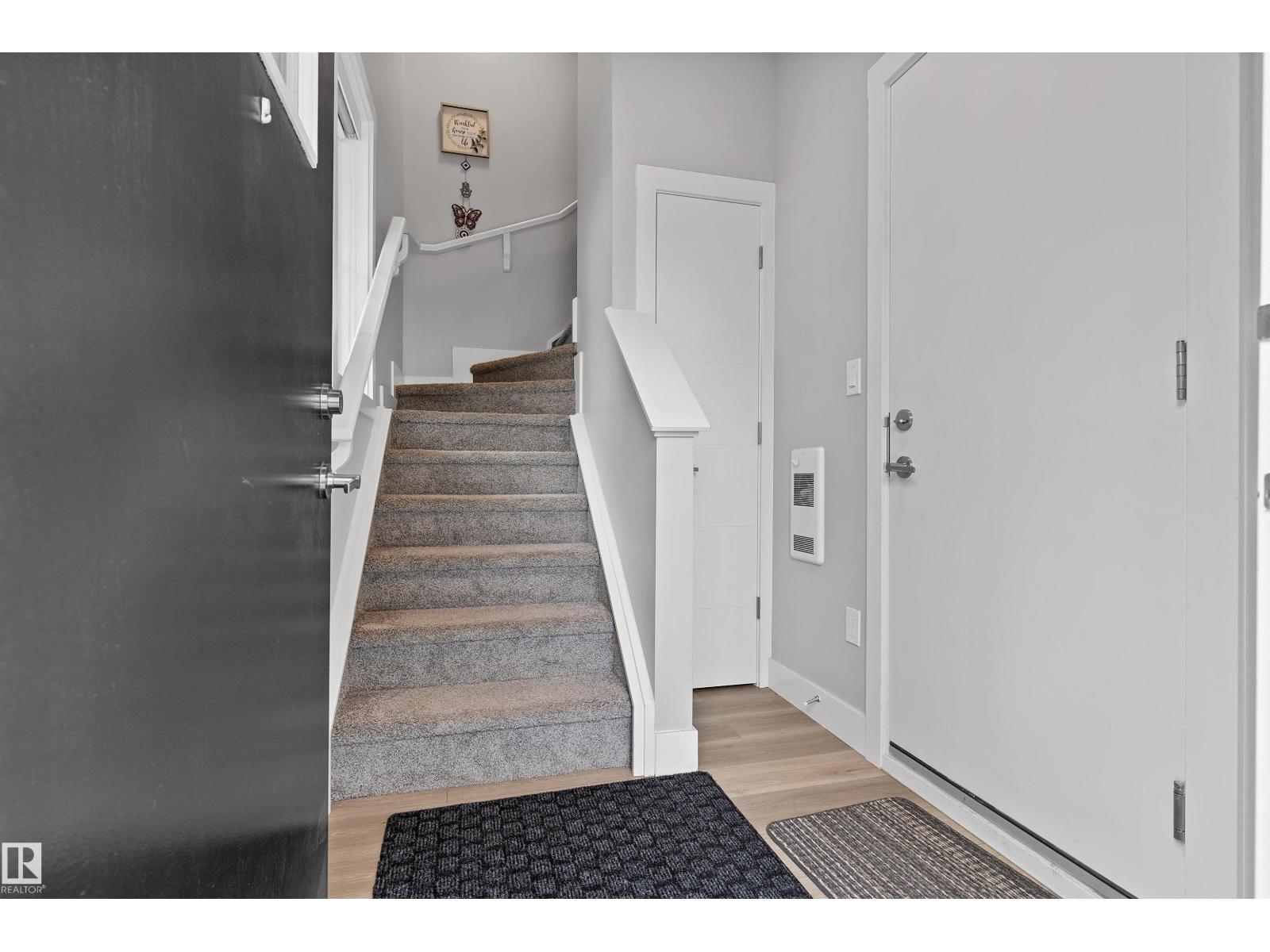 Photo 4 of 70 6905 25 Av Sw, Edmonton AB