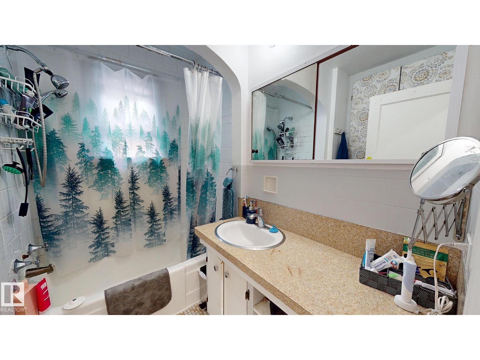 Photo 11 of 7611 112 S Av Nw, Edmonton AB