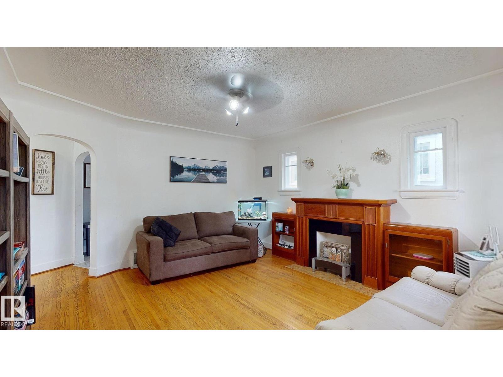Photo 2 of 7611 112 S Av Nw, Edmonton AB
