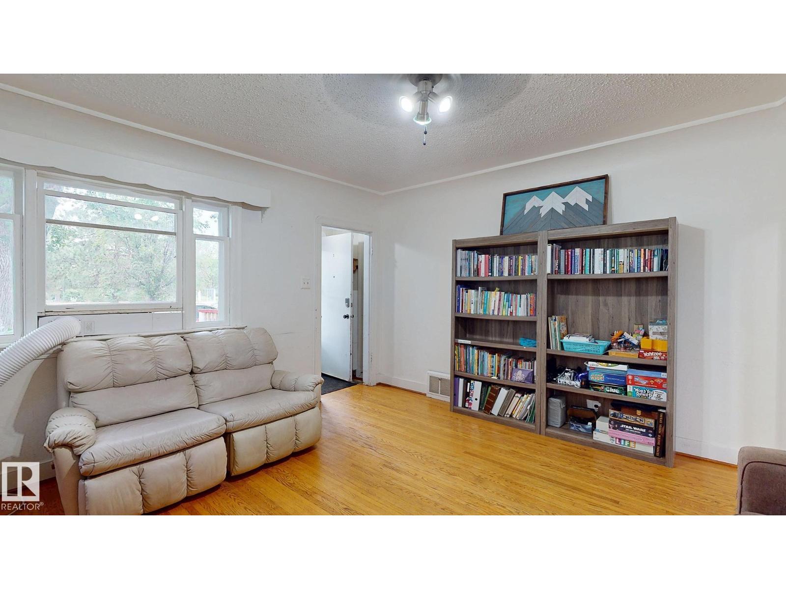 Photo 4 of 7611 112 S Av Nw, Edmonton AB