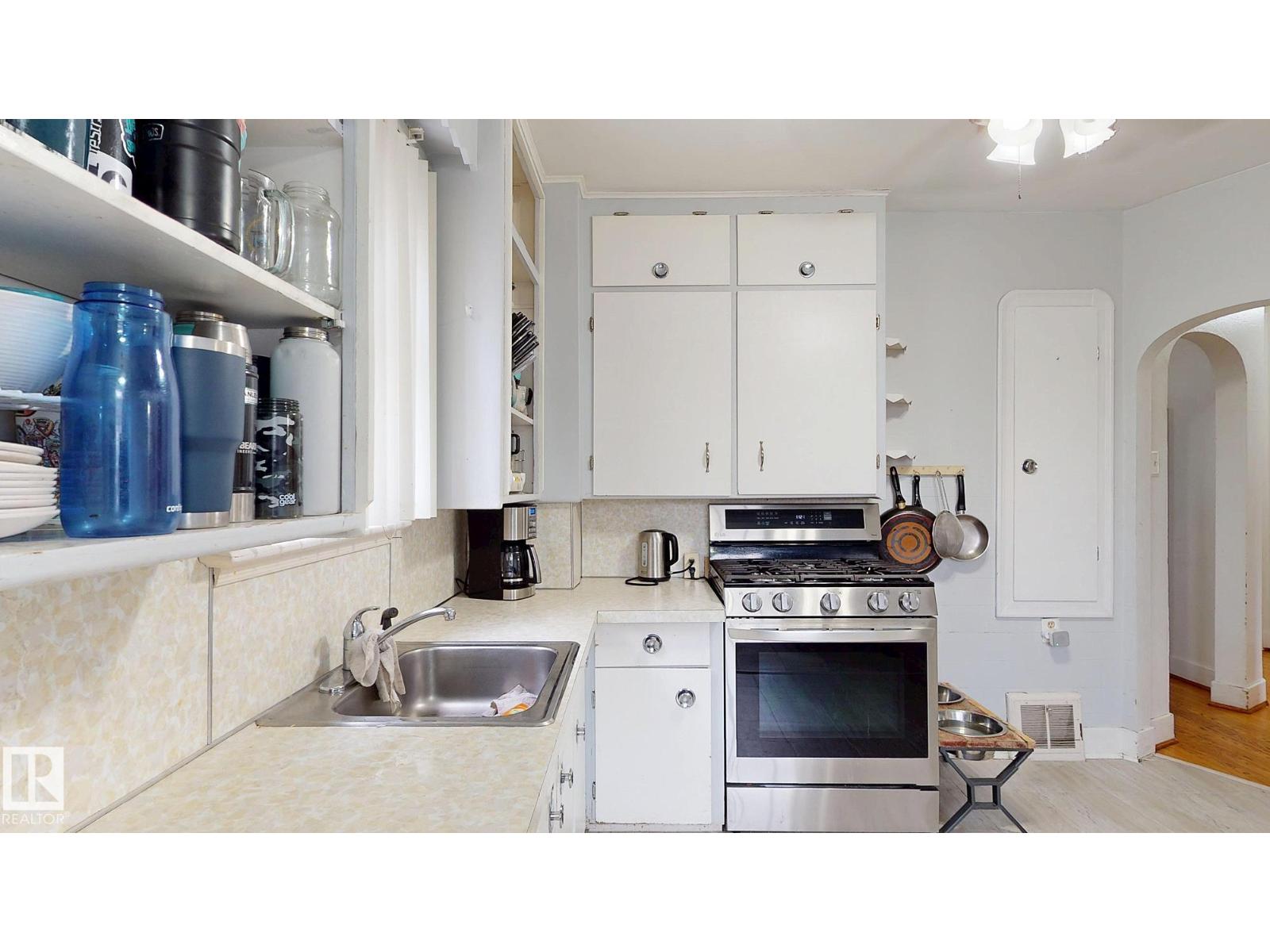 Photo 7 of 7611 112 S Av Nw, Edmonton AB