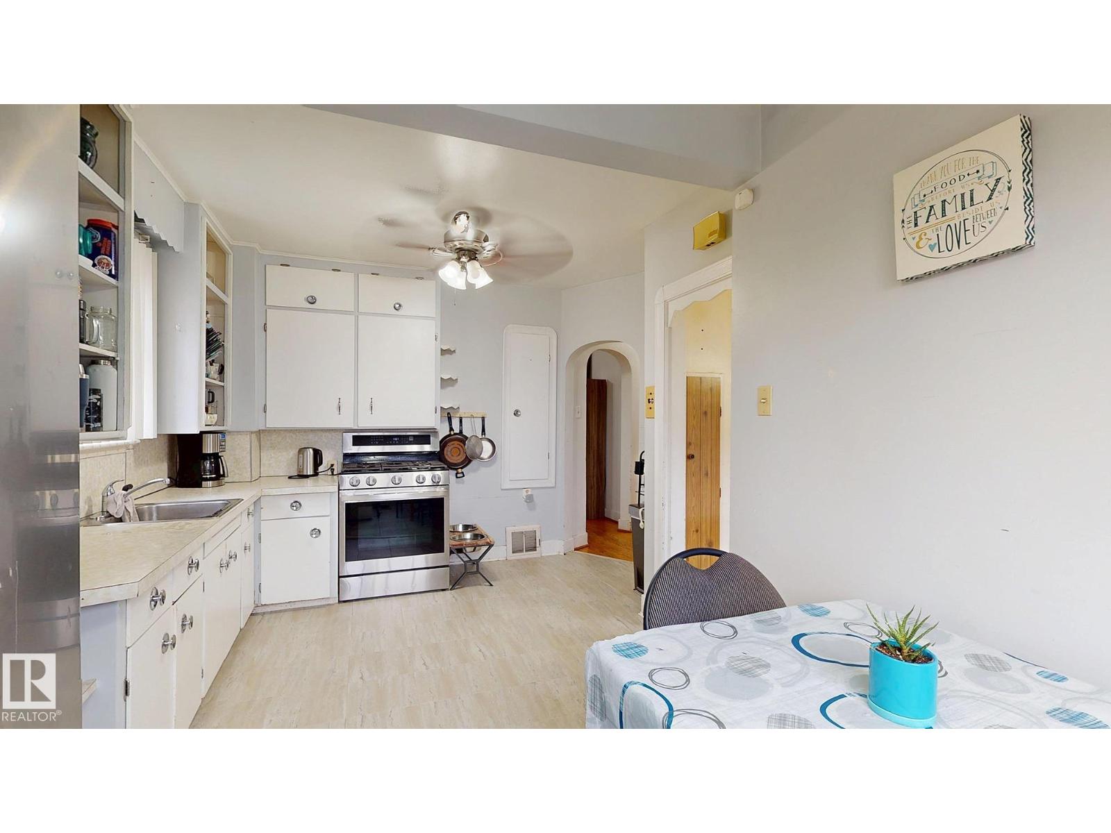 Photo 9 of 7611 112 S Av Nw, Edmonton AB