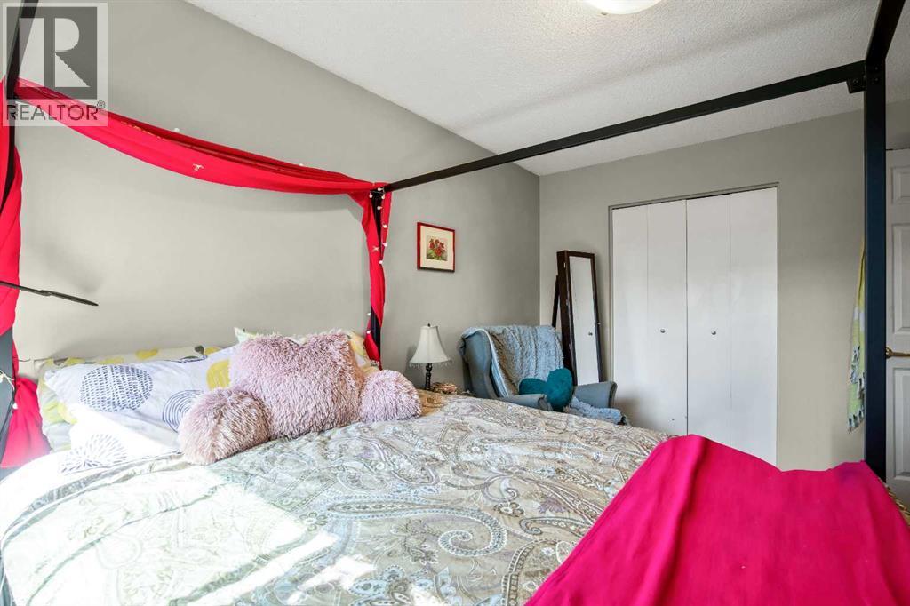 Single Family House for Sale in   DALTON Drive NW Dalhousie Calgary 