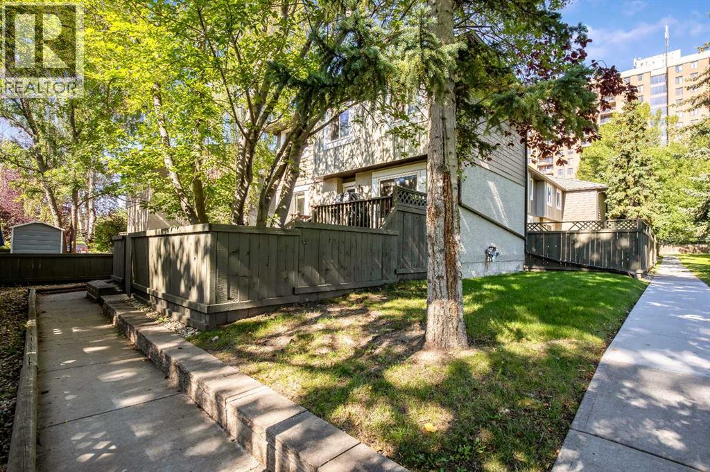 Single Family House for Sale in   DALTON Drive NW Dalhousie Calgary 